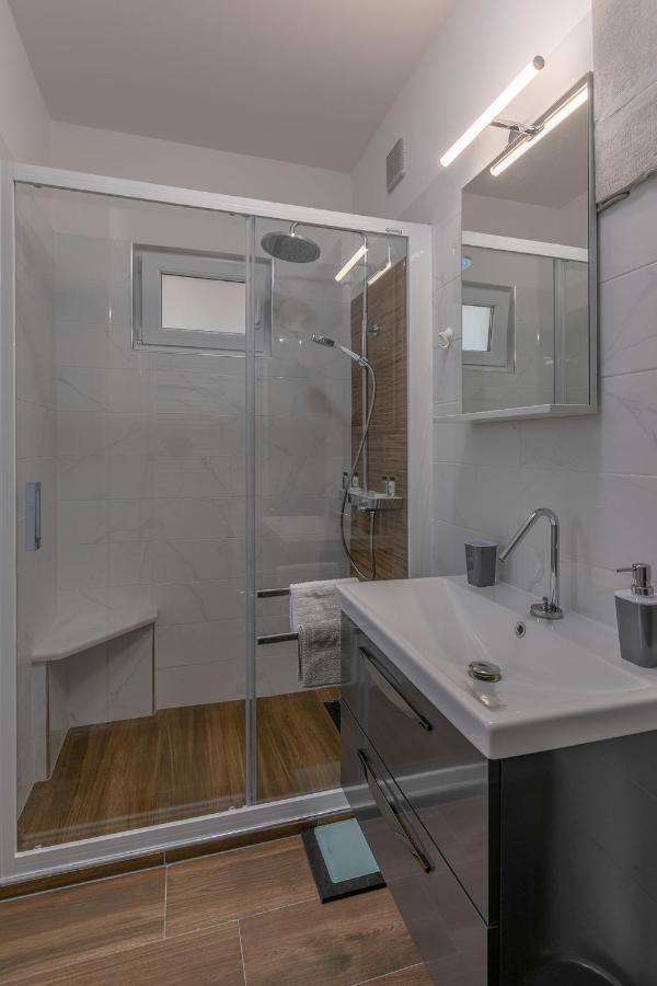 Arena Blue Dream - Modern Apartment With Terrace Pula Bagian luar foto