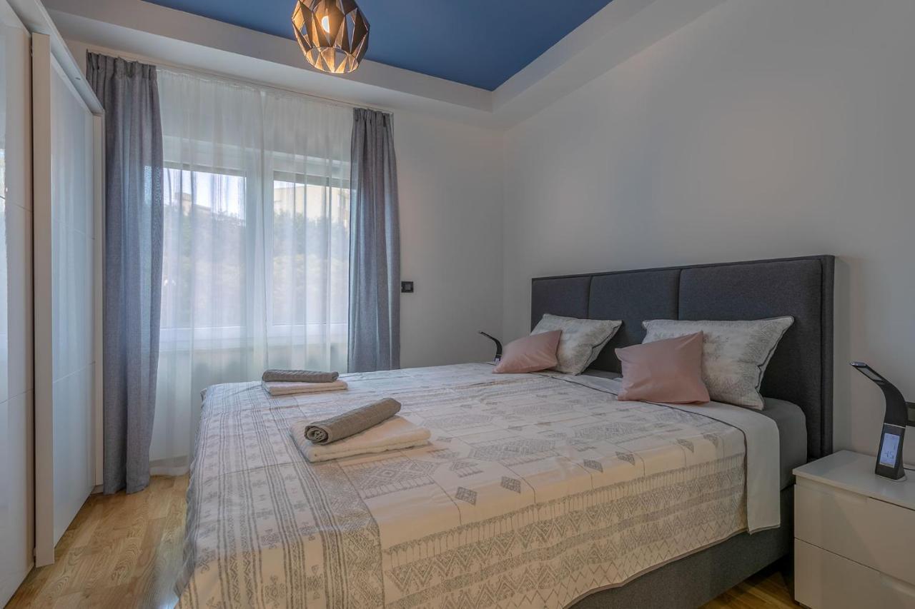 Arena Blue Dream - Modern Apartment With Terrace Pula Bagian luar foto